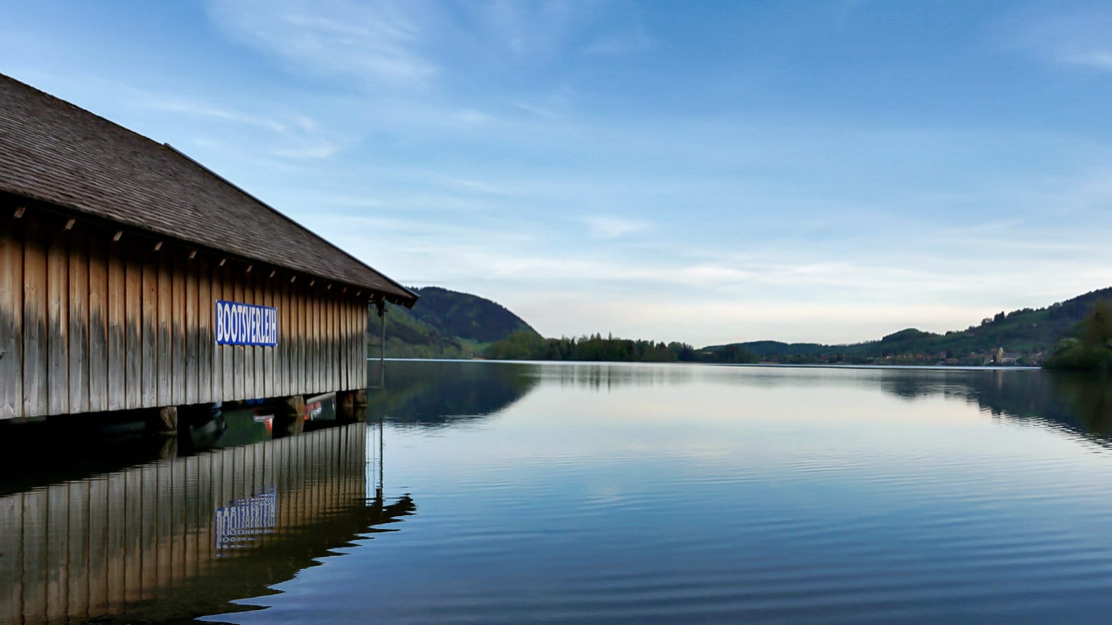 Bootsverleih-Hütte am Schliersee mit Bergpanorama
